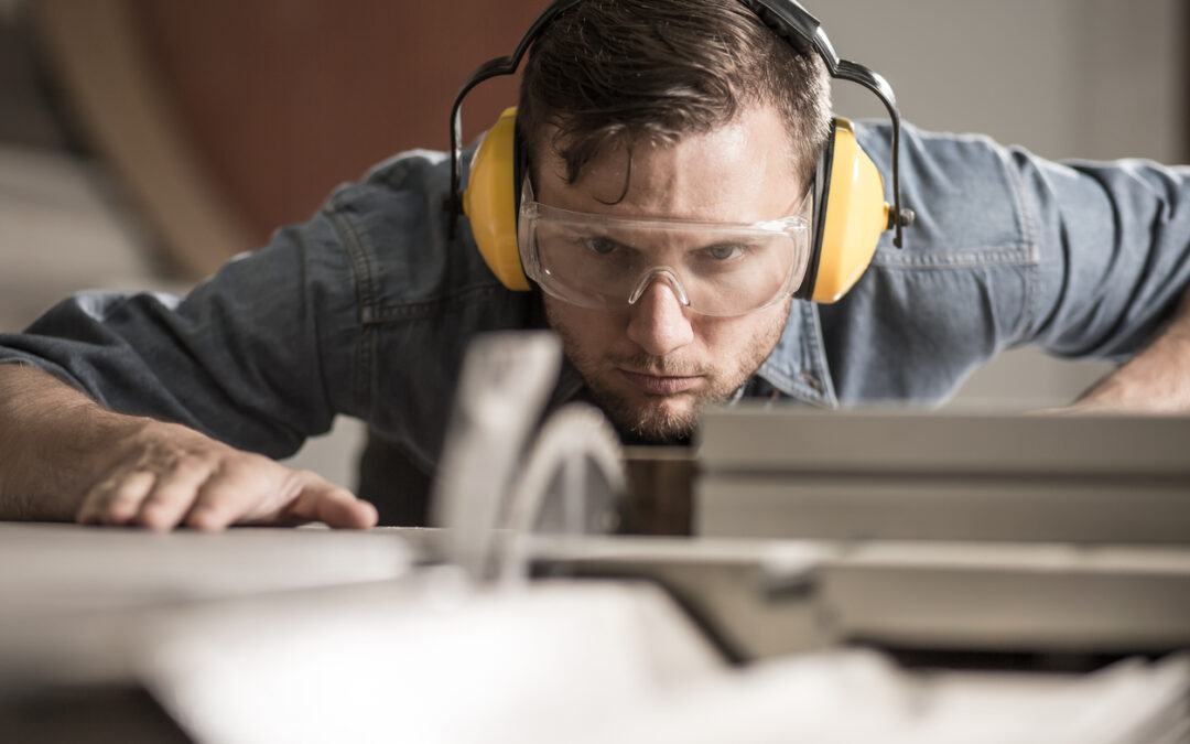 Saw operator preparing ideal board